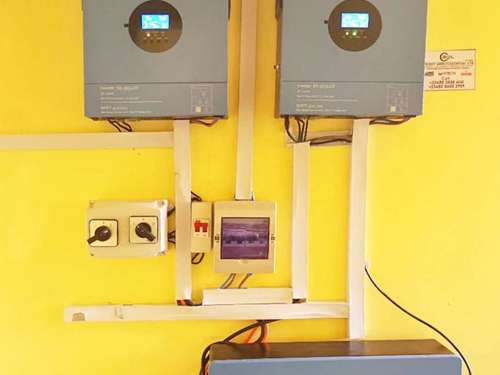 Hai bộ biến tần ngoài lưới 5kW + pin lithium 10kWh xây dựng một hệ thống ngoài lưới hộ gia đình hiệu quả cao